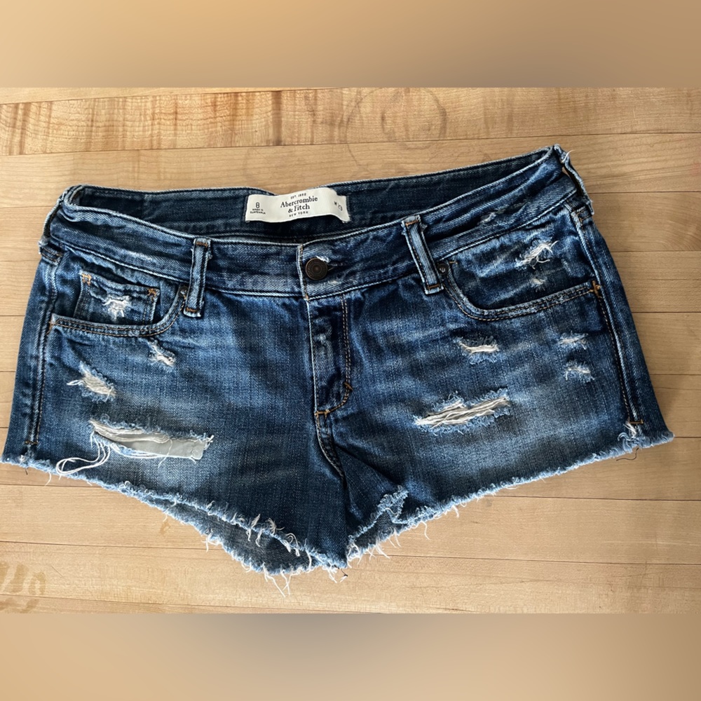 Abercrombie & Fitch Distressed Mid Wash Denim Short Sz 8/29, 2” inseam